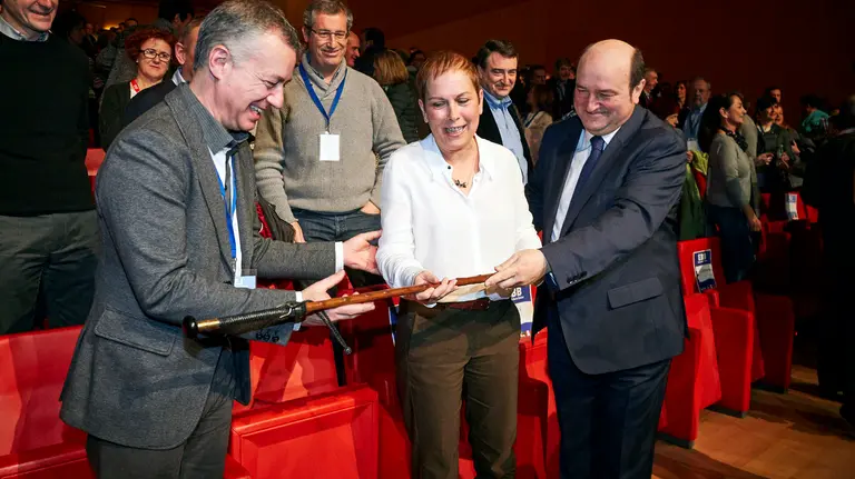 Íñigo Urkullu, Uxue Barkos y Andoni Ortúzar, en la asamblea general del PNV celebrada en Pamplona.  

