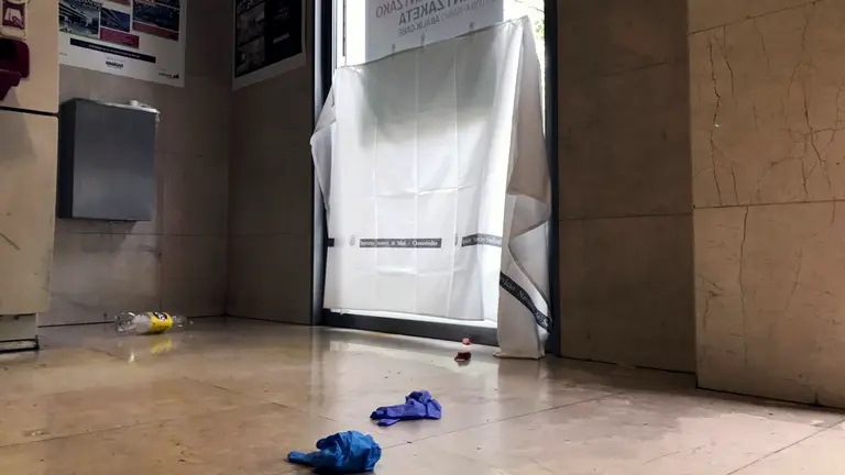 Interior del cajero de Caja Laboral en el Paseo de Sarasate donde ha aparecido la mujer fallecida.