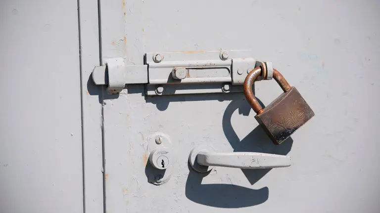 Un candado cerrando una puerta. ARCHIVO