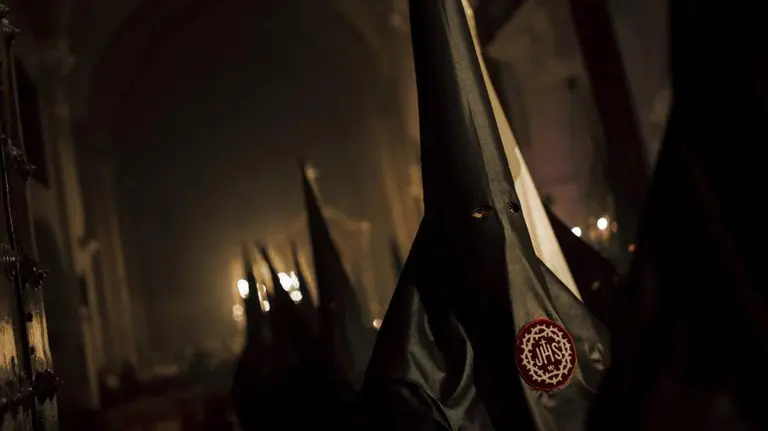 Penitentes de la Hermandad de la Buena Muerte, en Córdoba, durante la procesión de Viernes Santo