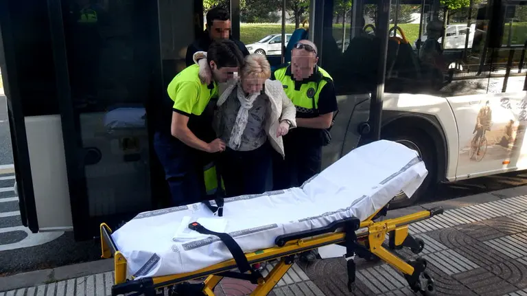 Policía Municipal y asistencias sanitarias atienden a una señora en una villavesa. Policía Municipal