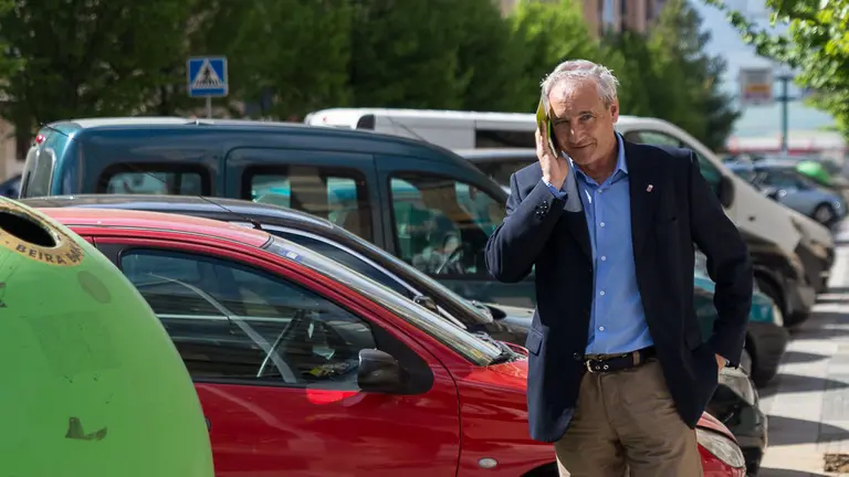 El consejero Mikel Aranburu visita la oficina de Hacienda en el primer día de campaña que se puede presentar la declaración de la renta de 2016 de forma presencial (01). IÑIGO ALZUGARAY