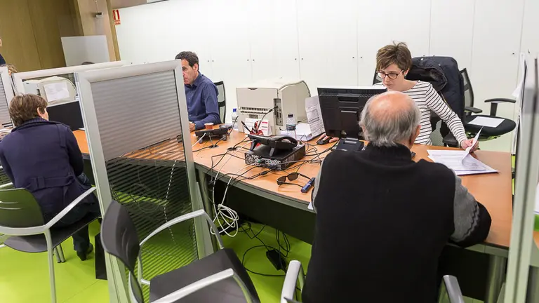 El consejero Mikel Aranburu visita la oficina de Hacienda en el primer día de campaña que se puede presentar la declaración de la renta de 2016 de forma presencial (05). IÑIGO ALZUGARAY