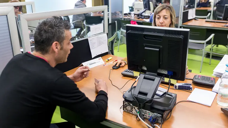 El consejero Mikel Aranburu visita la oficina de Hacienda en el primer día de campaña que se puede presentar la declaración de la renta de 2016 de forma presencial (10). IÑIGO ALZUGARAY