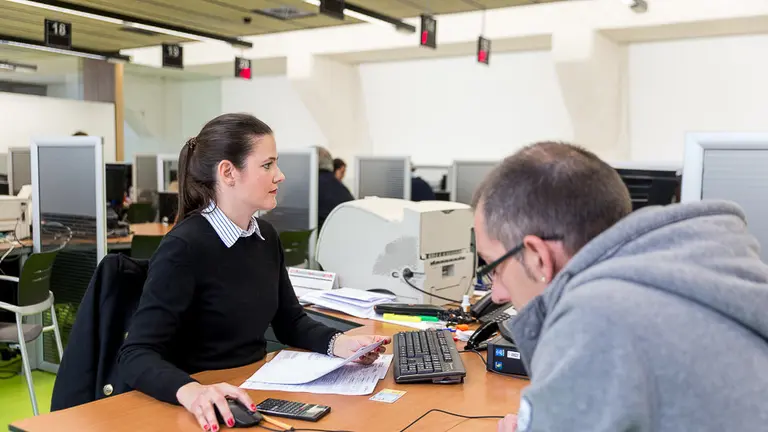 El consejero Mikel Aranburu visita la oficina de Hacienda en el primer día de campaña que se puede presentar la declaración de la renta de 2016 de forma presencial (11). IÑIGO ALZUGARAY