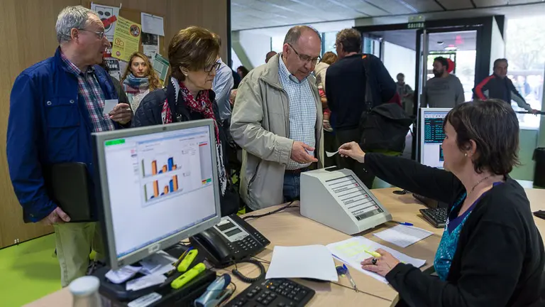 El consejero Mikel Aranburu visita la oficina de Hacienda en el primer día de campaña que se puede presentar la declaración de la renta de 2016 de forma presencial (12). IÑIGO ALZUGARAY