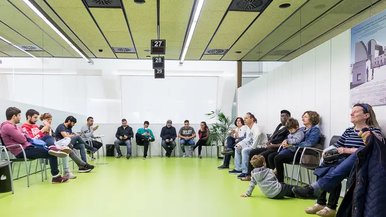 El consejero Mikel Aranburu visita la oficina de Hacienda en el primer día de campaña que se puede presentar la declaración de la renta de 2016 de forma presencial (15). IÑIGO ALZUGARAY