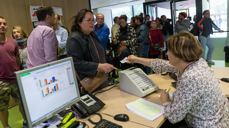 El consejero Mikel Aranburu visita la oficina de Hacienda en el primer día de campaña que se puede presentar la declaración de la renta de 2016 de forma presencial (16). IÑIGO ALZUGARAY