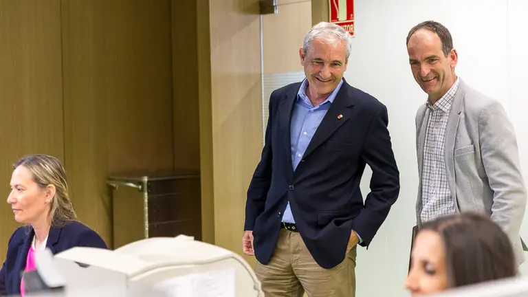 El consejero Mikel Aranburu visita la oficina de Hacienda en el primer día de campaña que se puede presentar la declaración de la renta de 2016 de forma presencial (22). IÑIGO ALZUGARAY