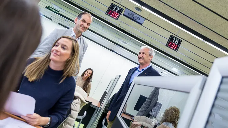 El consejero Mikel Aranburu visita la oficina de Hacienda en el primer día de campaña que se puede presentar la declaración de la renta de 2016 de forma presencial (25). IÑIGO ALZUGARAY