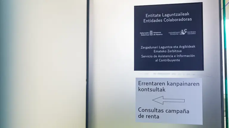 El consejero Mikel Aranburu visita la oficina de Hacienda en el primer día de campaña que se puede presentar la declaración de la renta de 2016 de forma presencial (28). IÑIGO ALZUGARAY