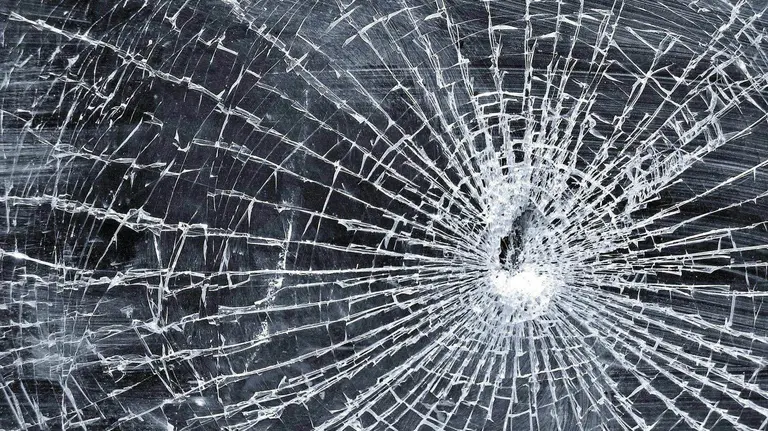 La luna de un cristal roto tras un impacto