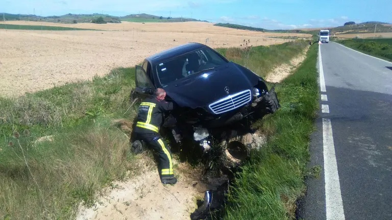 El coche accidentado al salirse de la carretera en Mendigorría.