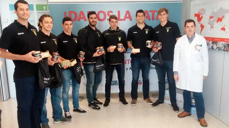 Los jugadores de Anaitasuna con el delegado de la ONGD Juan Ciudad. CEDIDA