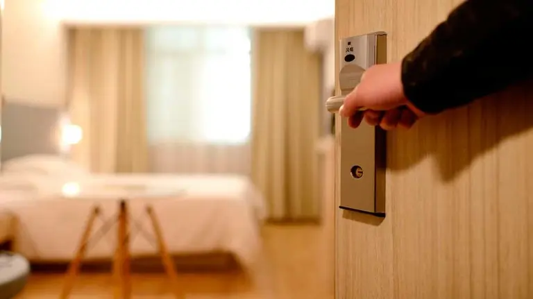 Un hombre entra en una casa. ARCHIVO