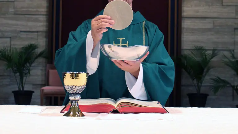 Un sacerdote durante la consagración.