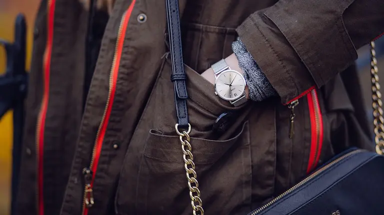 Una mujer con el bolso colgado del hombro.