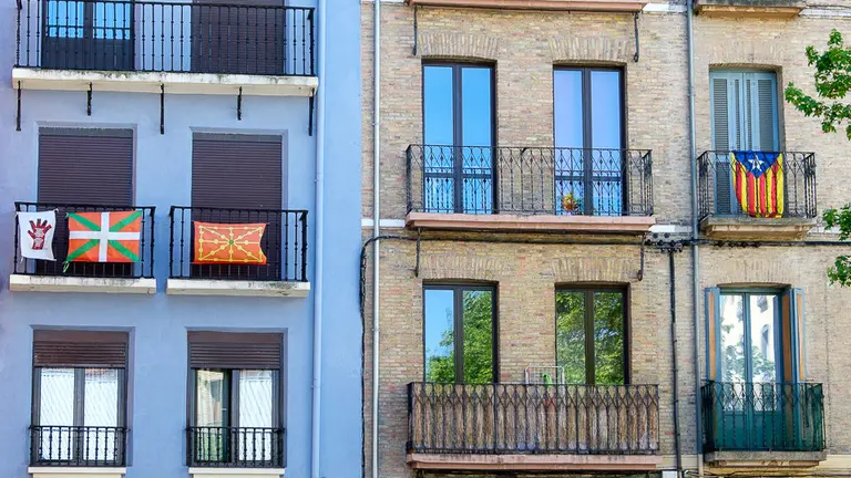 Ikurriña, bandera de Navarra y estelada (01). NAVARRA.com