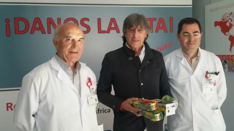 Martín Monreal sostiene unas latas de conservas.