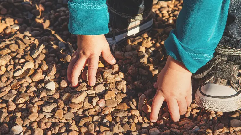 Un niño jugando en un parque.