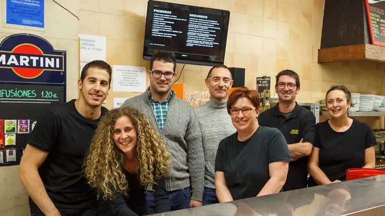 Menú del día visualizado en la pantalla de la Cafetería-Comedor de El Sario. De izq. a dcha. Iván Vinagre, Raquel Igoa, David Sanz de Galdeano, Alfredo Pina, Yolanda Tornos, Óscar Echeverría y Sara Linares. UPNA