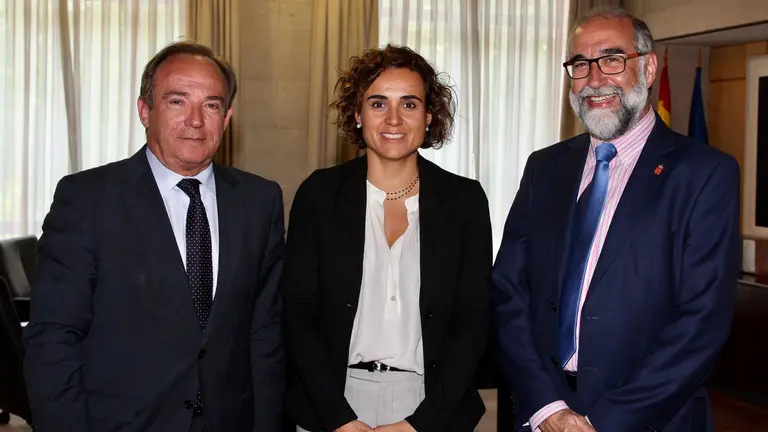 De izquierda a derecha, José Javier Castrodeza, la ministra Montserrat y Fernando Domínguez.