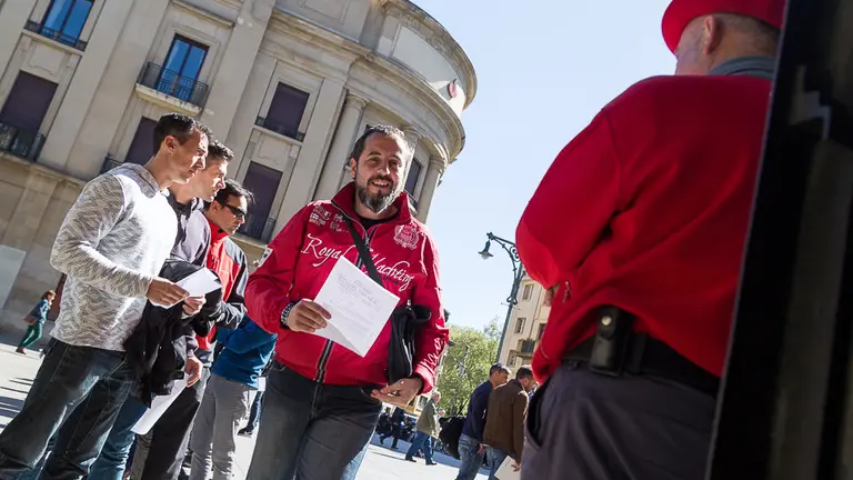 Agentes de policía Foral entregarán una instancia en el Registro para exigir a la Administración el pago de los días trabajados en 2016 (08). IÑIGO ALZUGARAY