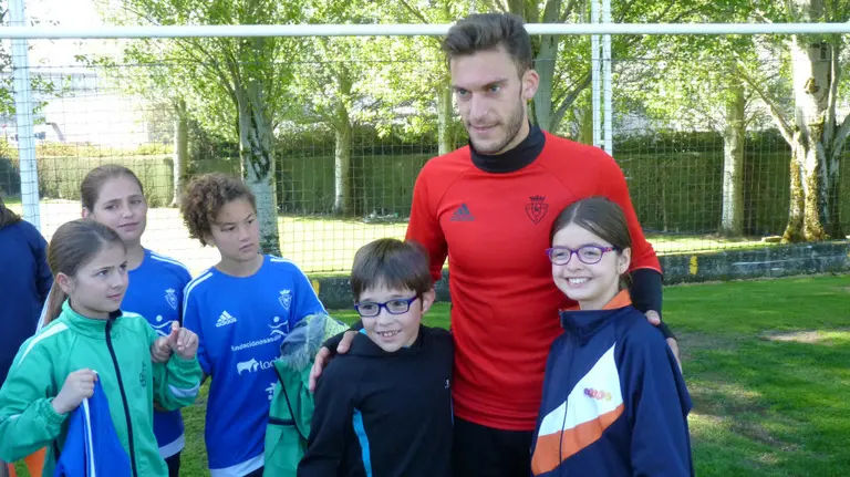 Torres, rodeado de jóvenes aficionados.