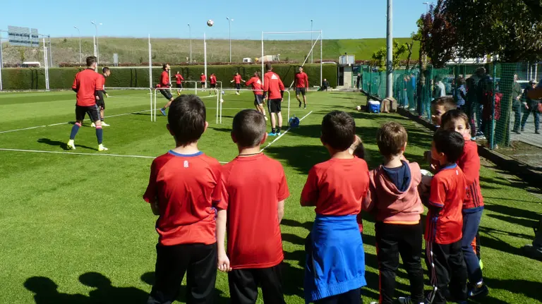 Un grupo de chavales observa el entrenamiento de Osasuna.