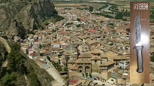 El pueblo de Falces, de fondo. De frente, el cuchillo de las amenazas incautado por la Policía Foral.
