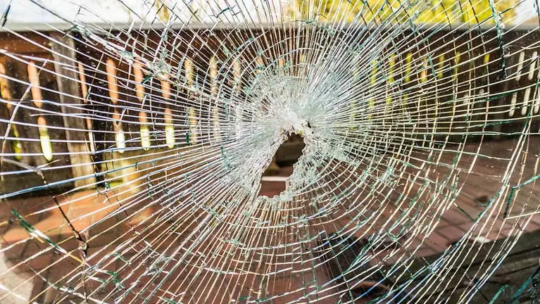 Cristal roto de una pedrada. ARCHIVO