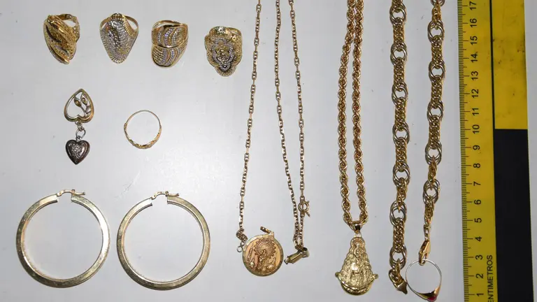 Joyas incautadas en Murchante a dos personas que robaban en la Ribera de Navarra mediante el método del abrazo. GUARDIA CIVIL