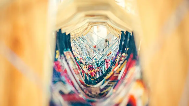 Ropa colgada en una tienda.