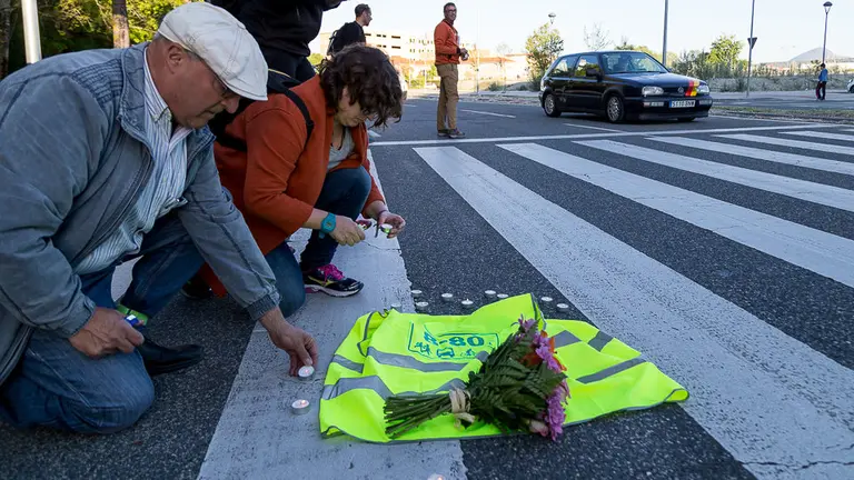 Concentración convocada por la Plataforma 8-80 en protesta por el último atropello mortal en Pamplona (03). NAVARRA.com