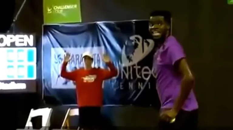 Partido de tenis interrumpido por los gritos.