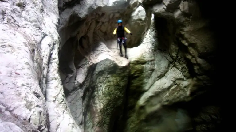 Una imagen de una persona haciendo barranquismo.