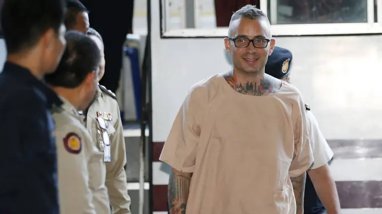 El español Artur Segarra (d) llega a una audiencia en el Tribunal Penal de Bangkok