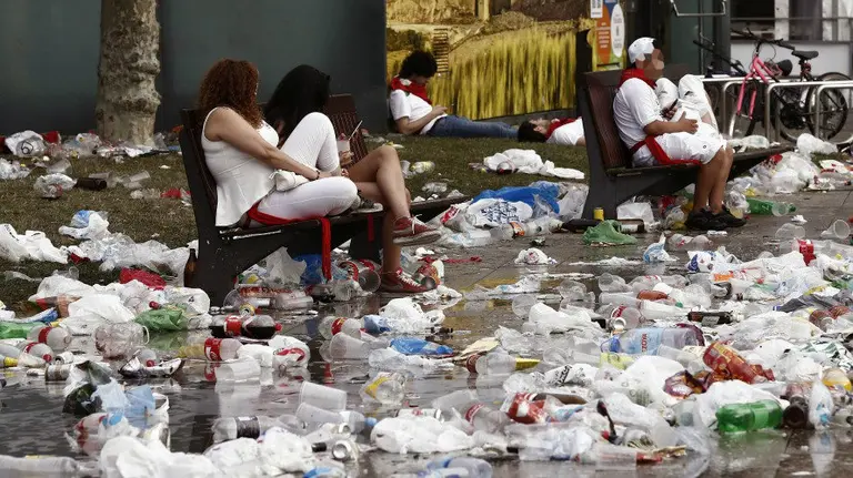 GRA074. PAMPLONA (NAVARRA) 10-07-2016. La afluencia masiva de gente durante el fin de semana se deja notar en la Plaza del Castillo de Pamplona, uno de los puntos neuralgicos de los sanfermines, donde miles de botellas se acumulan esperando que los servicios de limpieza de la capital navarra los recojan para dejarla otra vez transitable. EFE/Jesús Diges