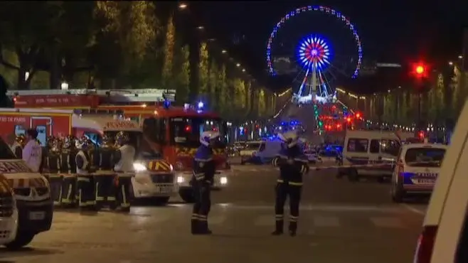 Las fuerzas de seguridad francesas, en los Campos Elíseos de París, tras el atentado terrorista que segó la vida a un policía este jueves 20 de abril.