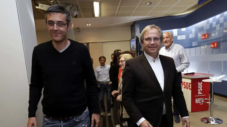 El diputado nacional del PSOE, Eduardo Madina (i), y el exdirigente socialista Antonio Miguel Carmona, a su llegada a la sede del PSN para participar en un acto de la Plataforma Navarra con Susana Díaz. EFE/Villar López.