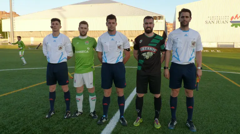 Trio arbitral y capitanes del San Juan - Pamplona.