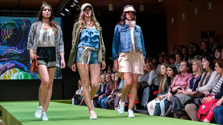 Desfile de presentación de las nuevas colecciones de moda Primavera-Verano 2017 de El Corte Inglés (07). IÑIGO ALZUGARAY