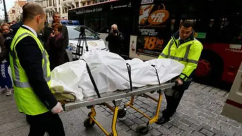 Transportan un cadáver hallado en un domicilio ARCHIVO