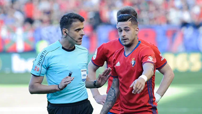 Gil Manzano junto a Sergio León en el Osasuna - Sporting en El Sadar. MIGUEL OSÉS (3)