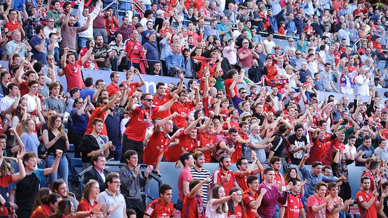 La grada de El Sadar apoyando a Osasuna en su partido contra el Sporting. MIGUEL OSÉS (13)