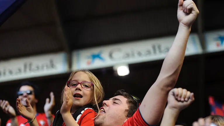 La grada de El Sadar apoyando a Osasuna en su partido contra el Sporting. MIGUEL OSÉS (17)