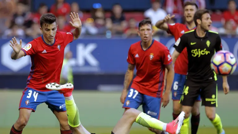 Imagen del partido disputado entre Osasuna y el Sporting en El Sadar. EFE/VILLAR LÓPEZ