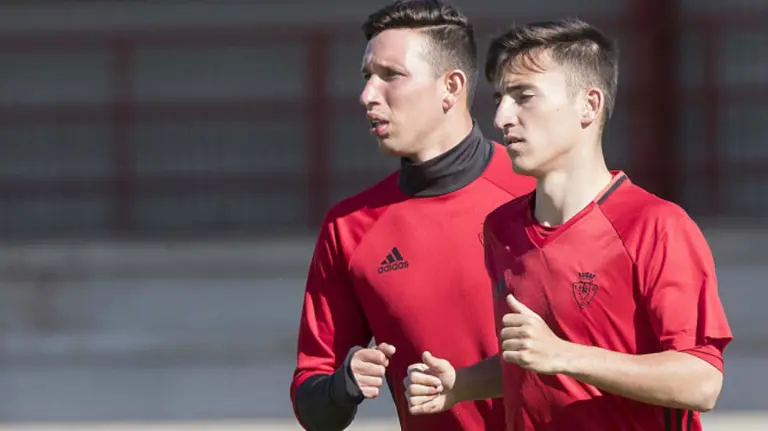 Jhon Steven junto a Aitor Buñuel. Foto CA Osasuna.