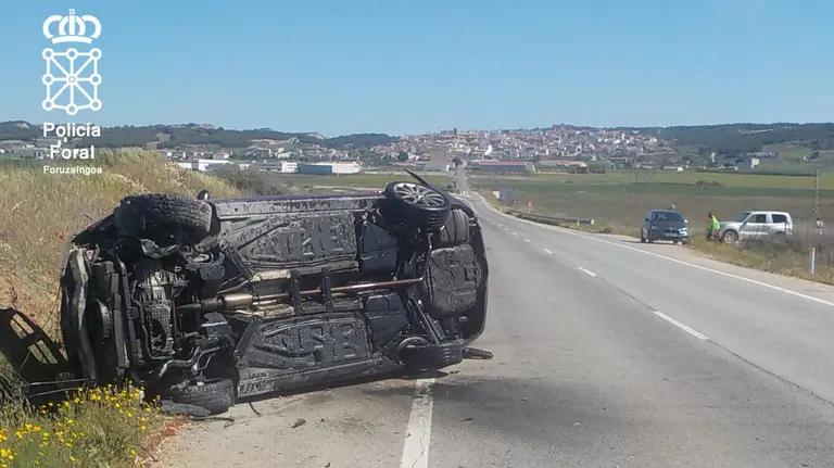 Accidente en un adelantamiento entre dos coches en Sesma. POLICÍA FORAL