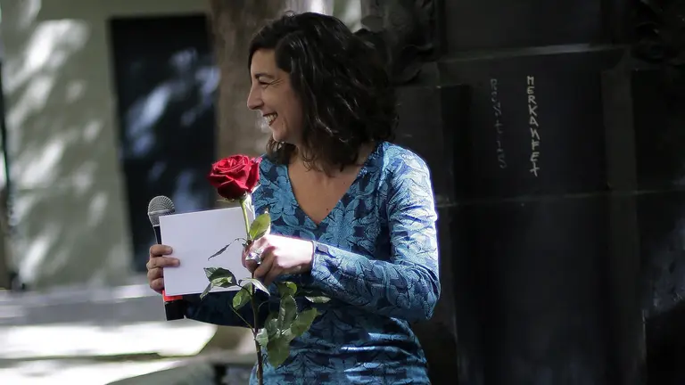 La secretaria general de Podemos en Navarra, Laura Pérez, durante una asamblea abierta en Pamplona en la cual le han regalado una rosa para festejar el día de San Jorge. EFE/Villar López